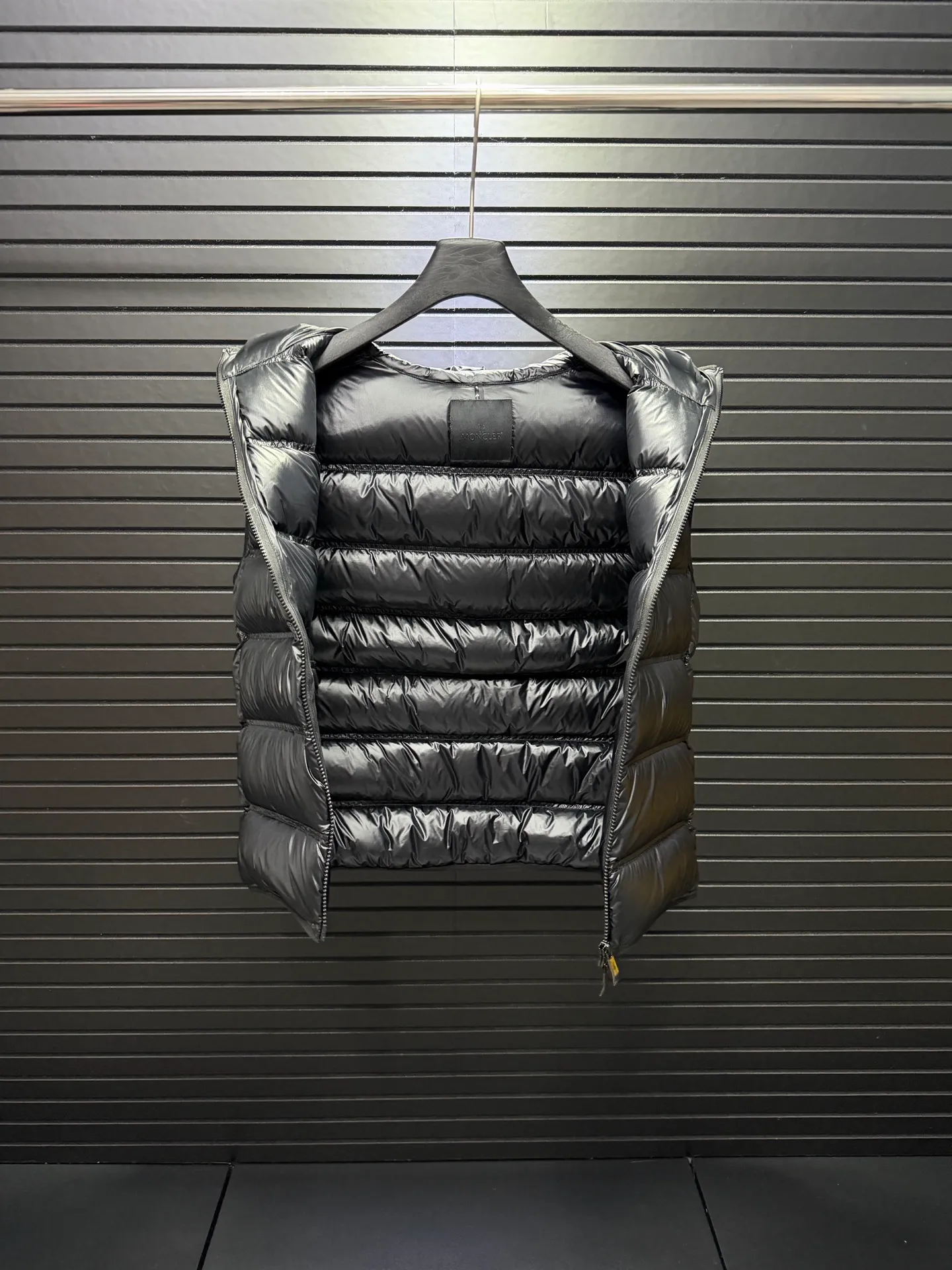 Moncler Mon Classic ， 80 Paninari 。 ，Classic ， ， 。 ， ， ， 。 Moncler Classic ， ， ， ， 、 。 ：100% ：100% ：90% 10% ： ， ， ： 、 、 、 、 、 、 size：123456